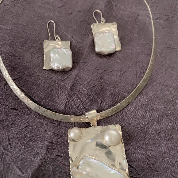 Sterling Silver Choker with 2 Fresh Water Pearls & a Biwa Pearl & Earrings Set - Picture 5 of 13